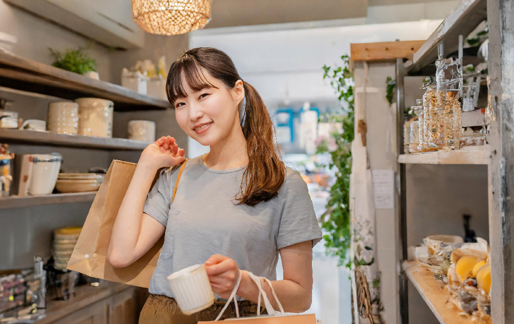 ヘアミルクとヘアオイルを付けて髪の調子が良い40代女性