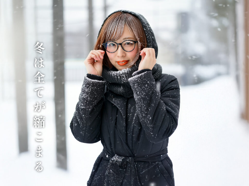 寒い雪の中でっ震える女性