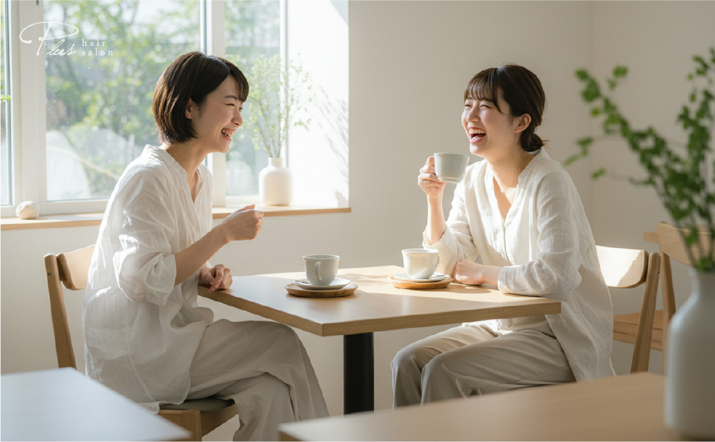 友人とカフェでお茶を楽しむ女性