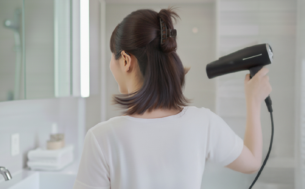 髪の内側から乾かす女性