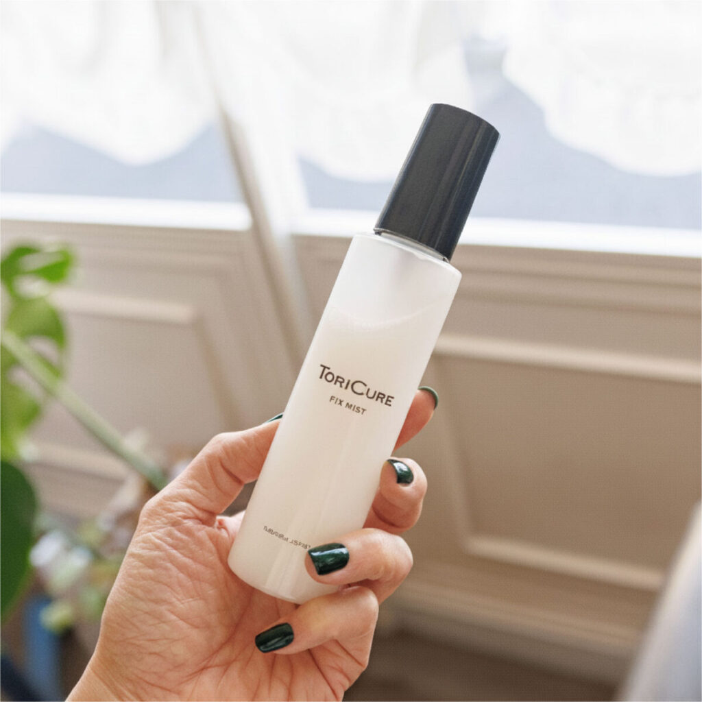 トリキュアフィックスミストを持った手